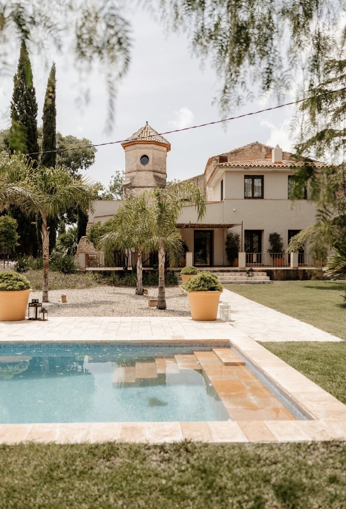 Mas Bell wedding venue pool and courtyard